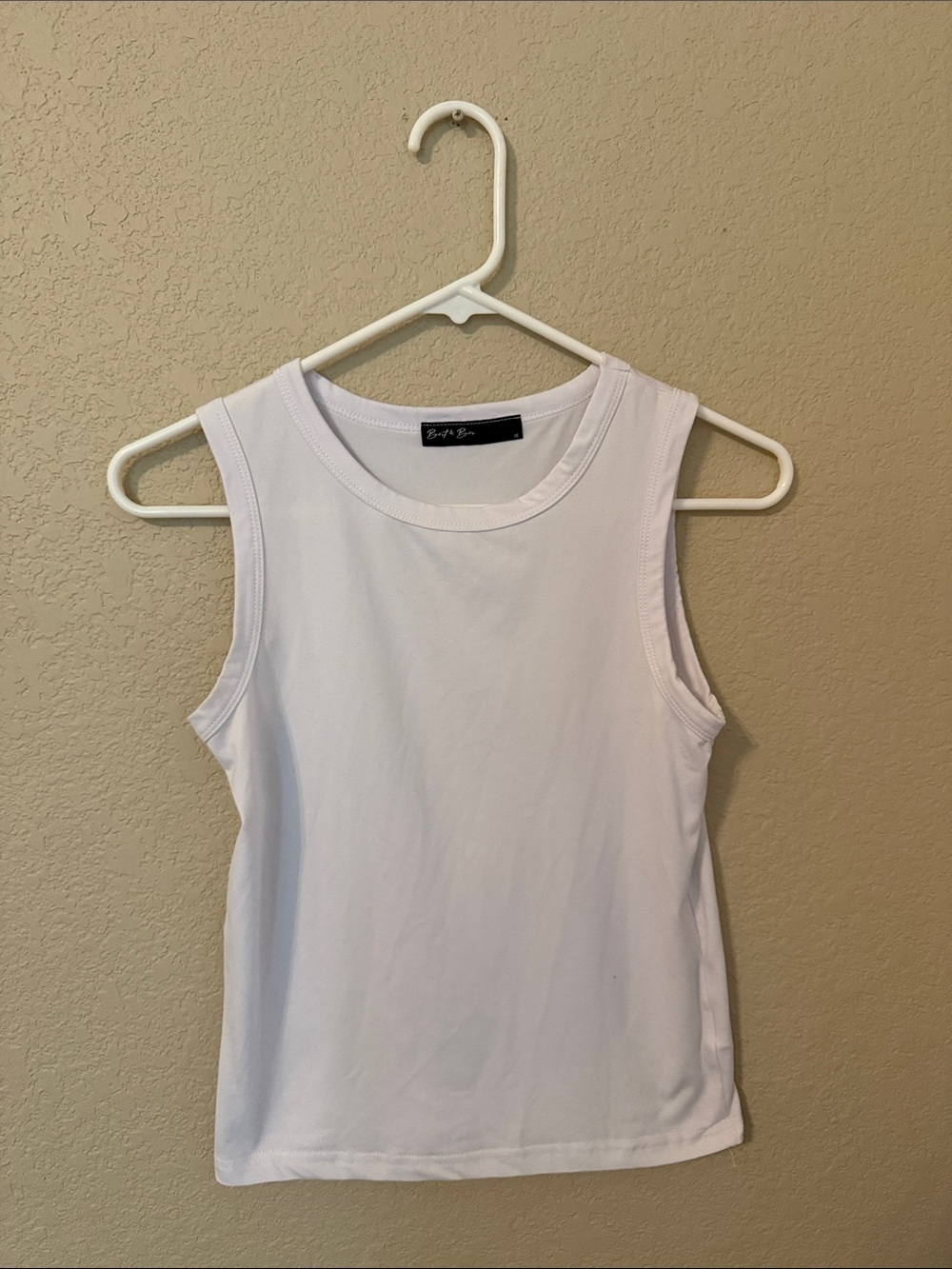 Brit & Bri White Sleeveless Crewneck Tank Top -